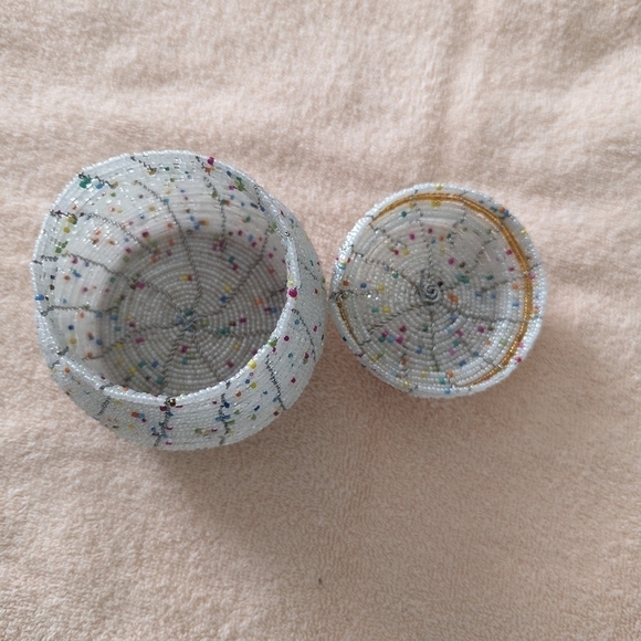 Kenyan Masai-made small beaded container - Picture 4 of 6